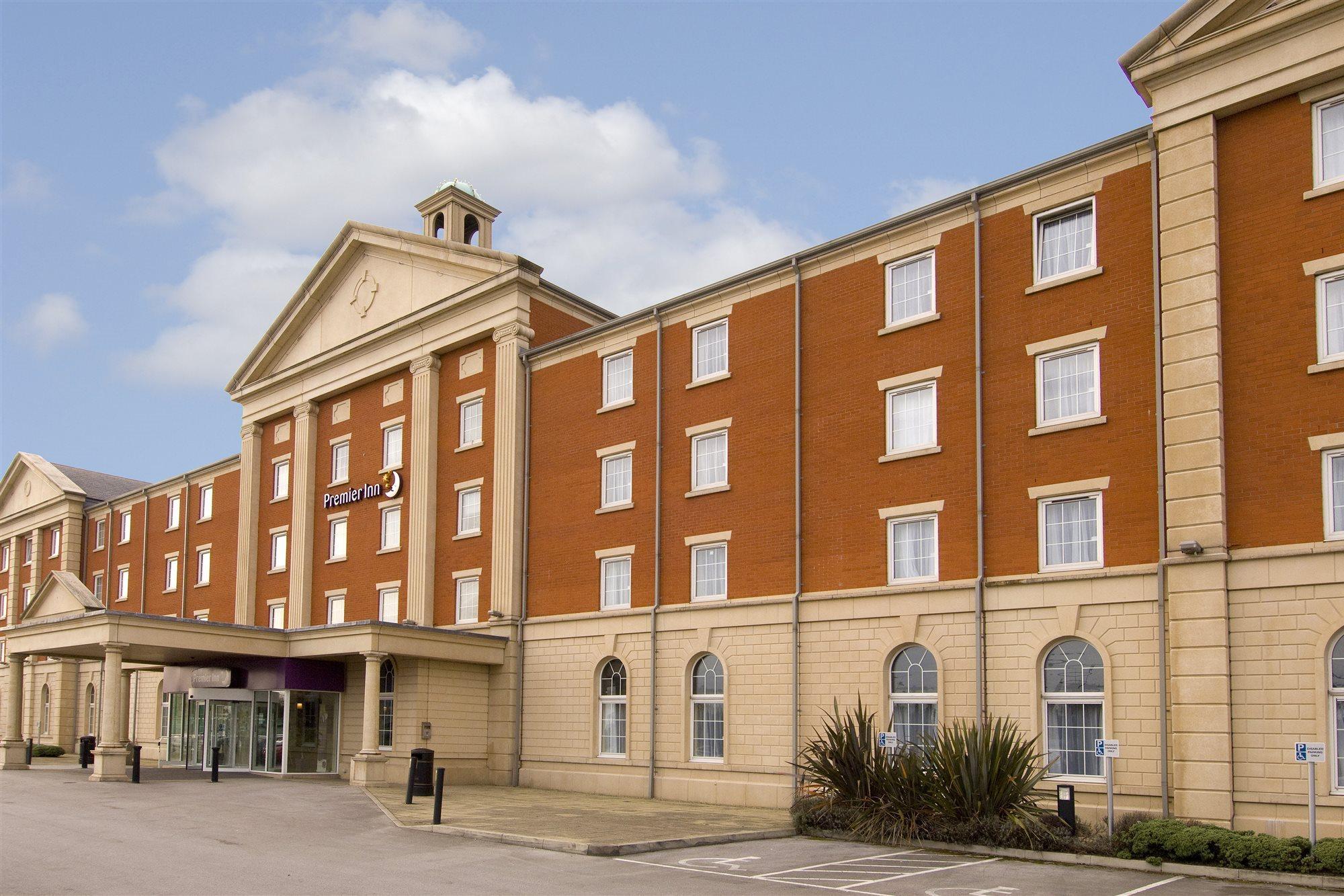 Premier Inn Manchester Trafford Centre West Exterior photo